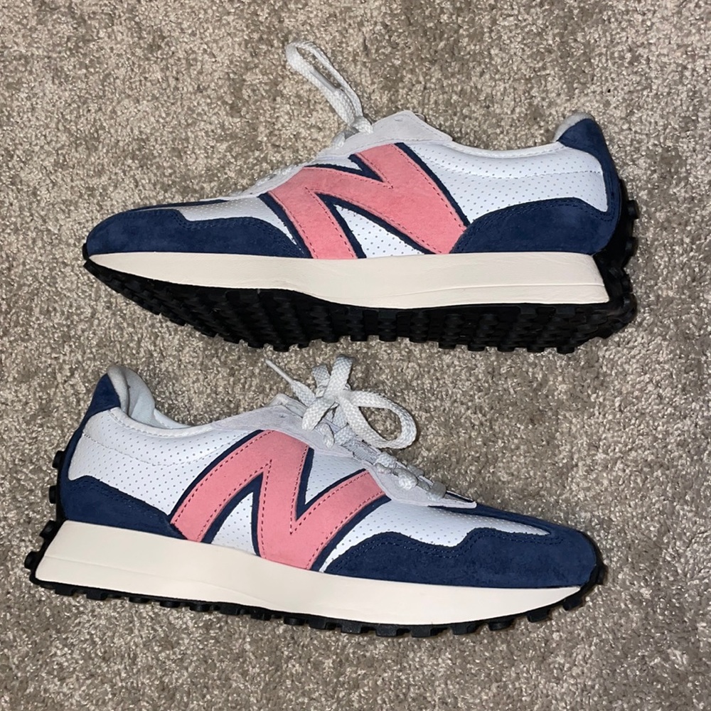New Balance 327 size men’s 8.5 (10/10.5 women)